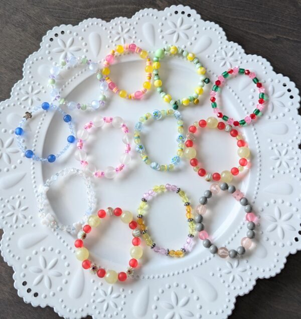 Lot de 12 bracelets pour enfants (un peu plus grands)